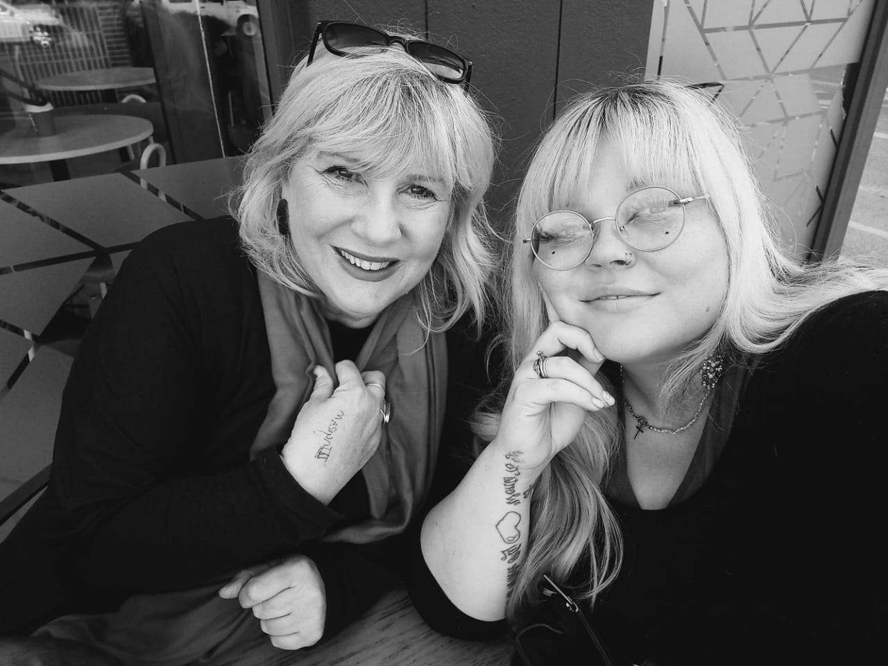 Christian Sisters gesels oor handsakke, en barmhartigheid