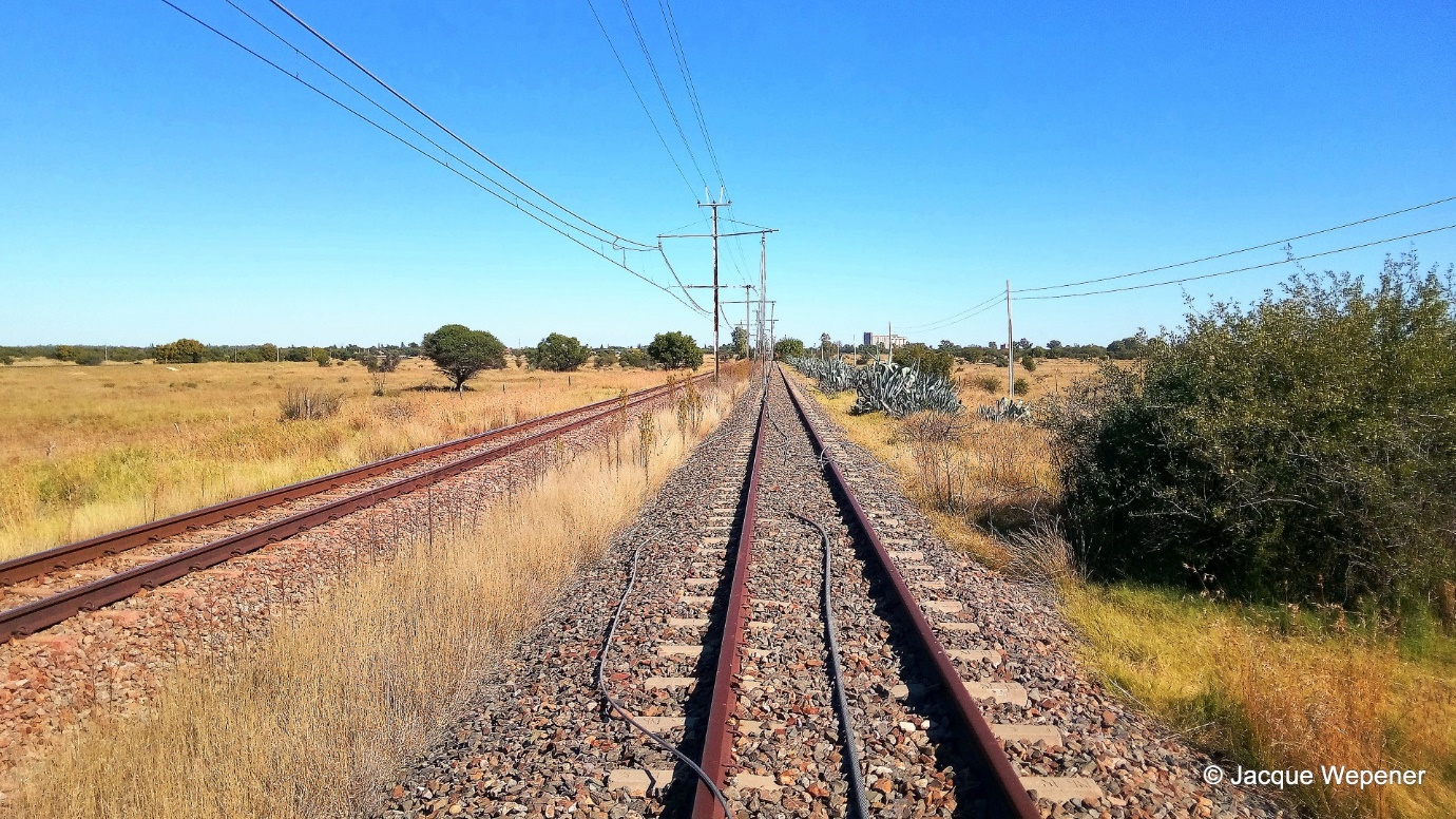 'n Foto wat buite, baan, lug, trein bevat

AI-gegenereerde inhoud kan dalk verkeerd wees.