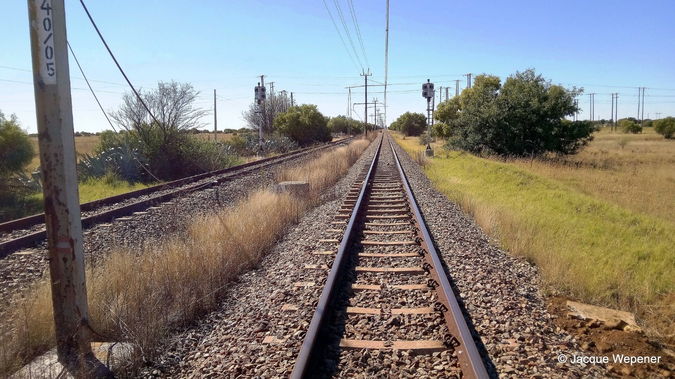 'n Foto wat buite, baan, trein, lug bevat

AI-gegenereerde inhoud kan dalk verkeerd wees.