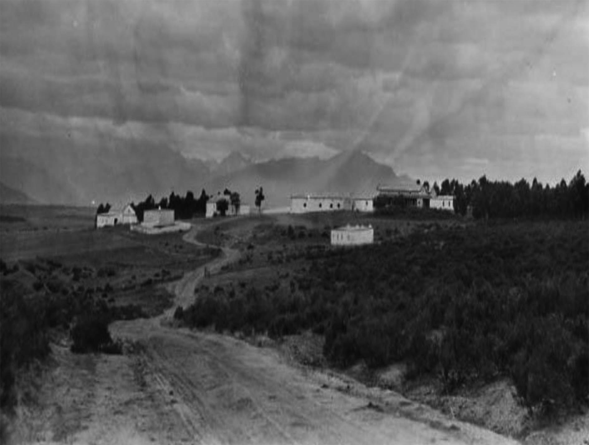'n Foto wat buite, wolk, lug, grond bevat AI-gegenereerde inhoud kan dalk verkeerd wees.