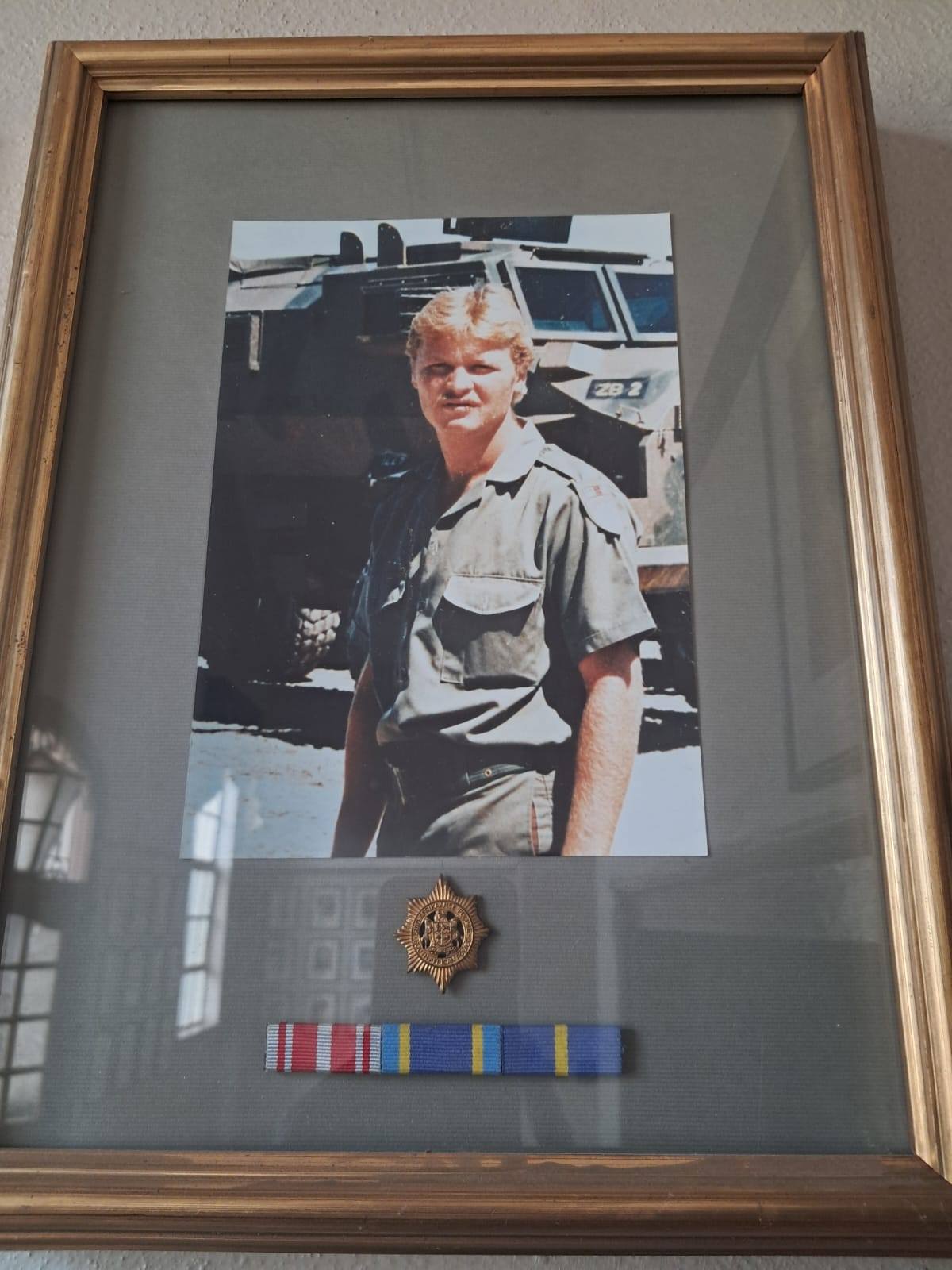 'n Foto wat klere, skildery, fotoraam, muur bevat AI-gegenereerde inhoud kan dalk verkeerd wees.