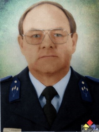 'n Foto wat persoon, bril, klere, person bevat AI-gegenereerde inhoud kan dalk verkeerd wees.