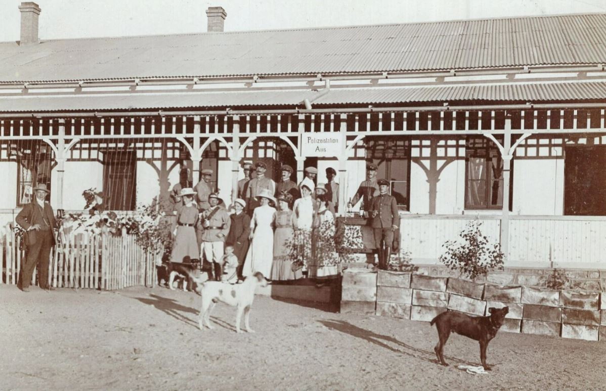 'n Foto wat gebou, buite, hond, grond bevat

AI-gegenereerde inhoud kan dalk verkeerd wees.