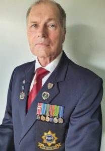'n Foto wat klere, persoon, kraag, pak bevat AI-gegenereerde inhoud kan dalk verkeerd wees.