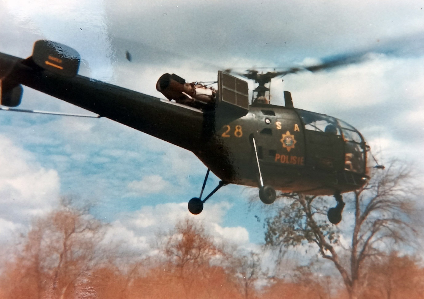 'n Foto wat lug, vervoer, buite, helikopter bevat AI-gegenereerde inhoud kan dalk verkeerd wees.