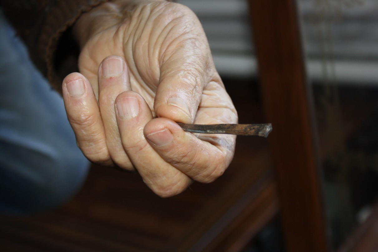 'n Foto wat persoon, spyker, hand, binnenshuis bevat Beskrywing outomaties gegenereer