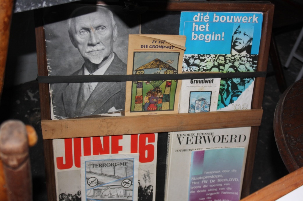'n Foto wat teks, boek, binnenshuis bevat Beskrywing outomaties gegenereer
