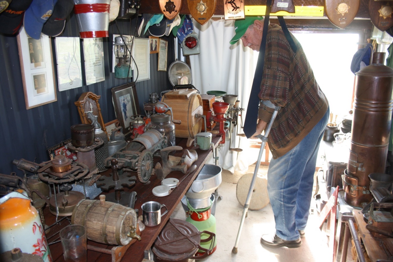 'n Foto wat winkel, binnenshuis, bottel, klere bevat Beskrywing outomaties gegenereer