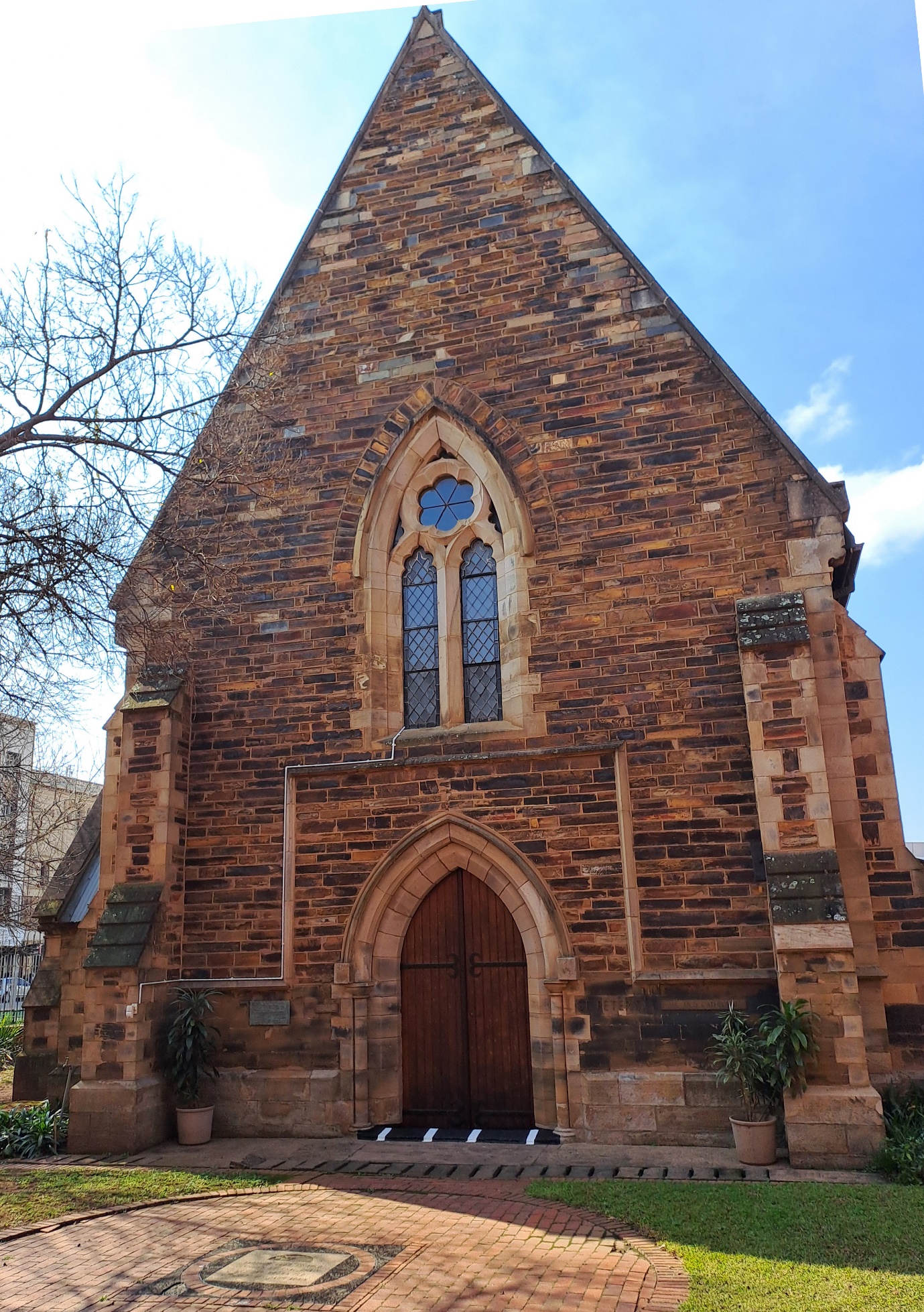 A brick building with a door

AI-generated content may be incorrect.