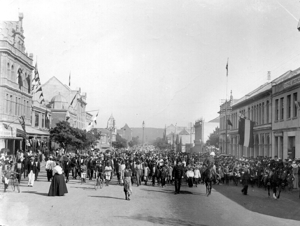 A crowd of people walking on a street

AI-generated content may be incorrect.