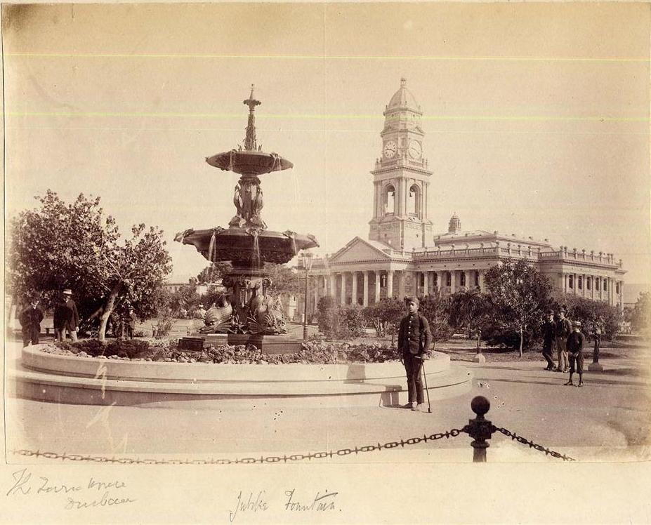 A fountain in front of a building

AI-generated content may be incorrect.
