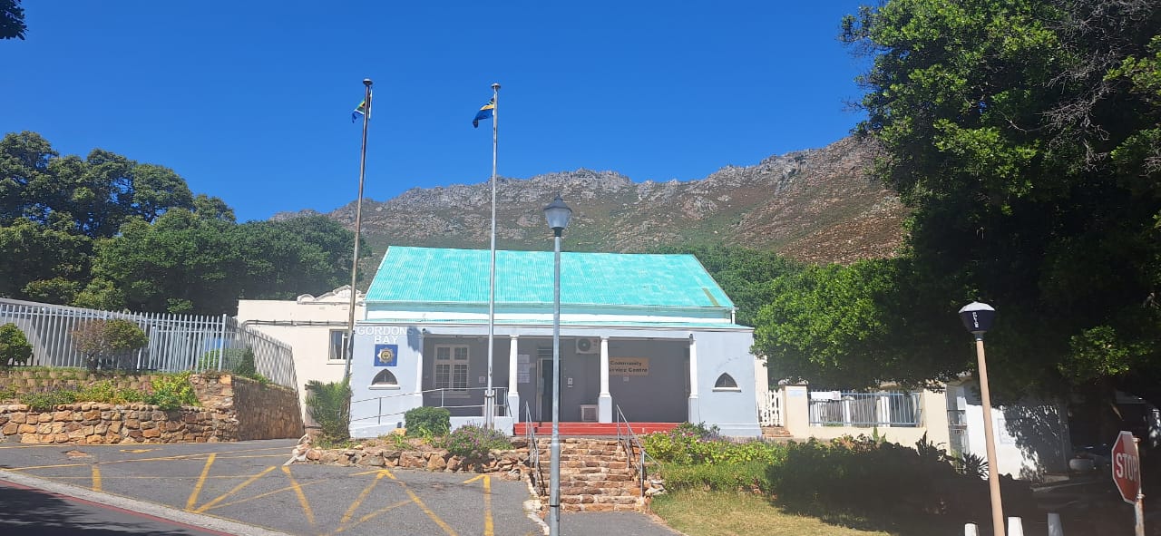 A building with a green roof
AI-generated content may be incorrect.