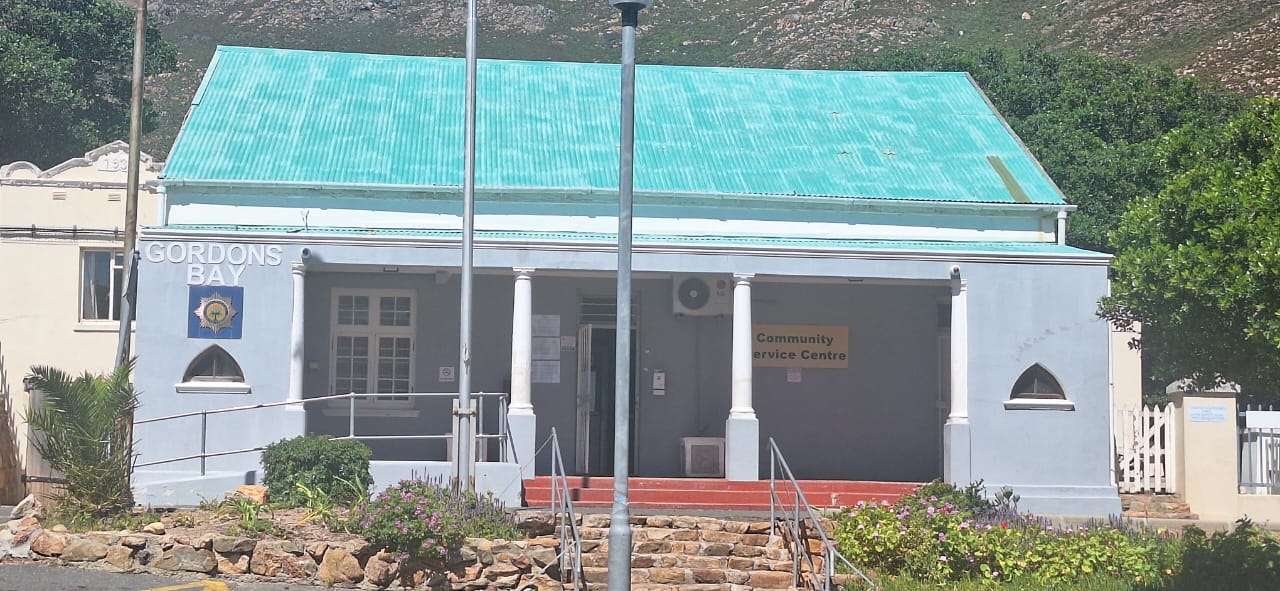 A building with columns and a green roof
AI-generated content may be incorrect.