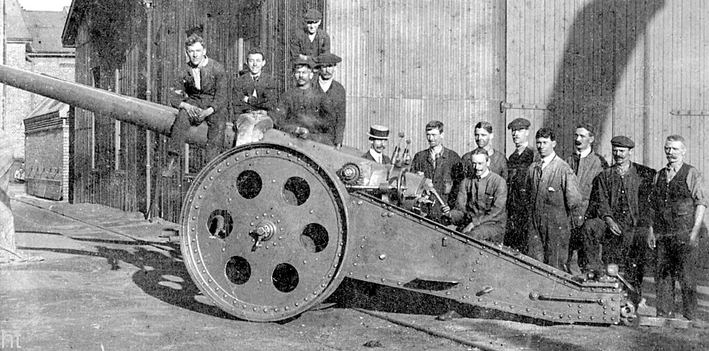 A group of men standing next to a large machine

AI-generated content may be incorrect.