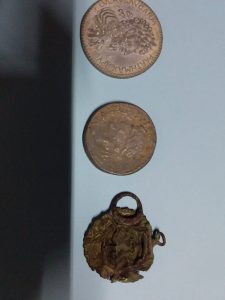 A group of coins on a table
AI-generated content may be incorrect.