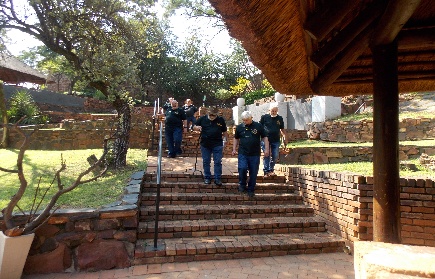 'n Foto wat buite, gebou, plant, boom bevat AI-gegenereerde inhoud kan dalk verkeerd wees.