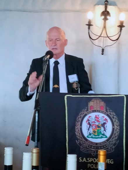 'n Foto wat klere, kers, persoon, binnenshuis bevat AI-gegenereerde inhoud kan dalk verkeerd wees.