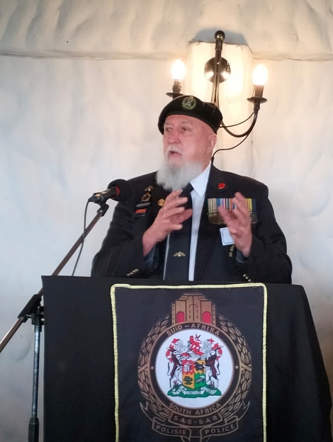 'n Foto wat klere, mikrofoon, persoon, person bevat AI-gegenereerde inhoud kan dalk verkeerd wees.