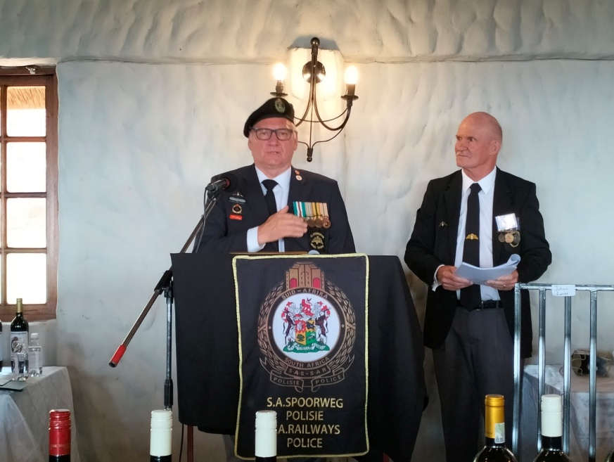 'n Foto wat klere, pak, persoon, bottel bevat AI-gegenereerde inhoud kan dalk verkeerd wees.