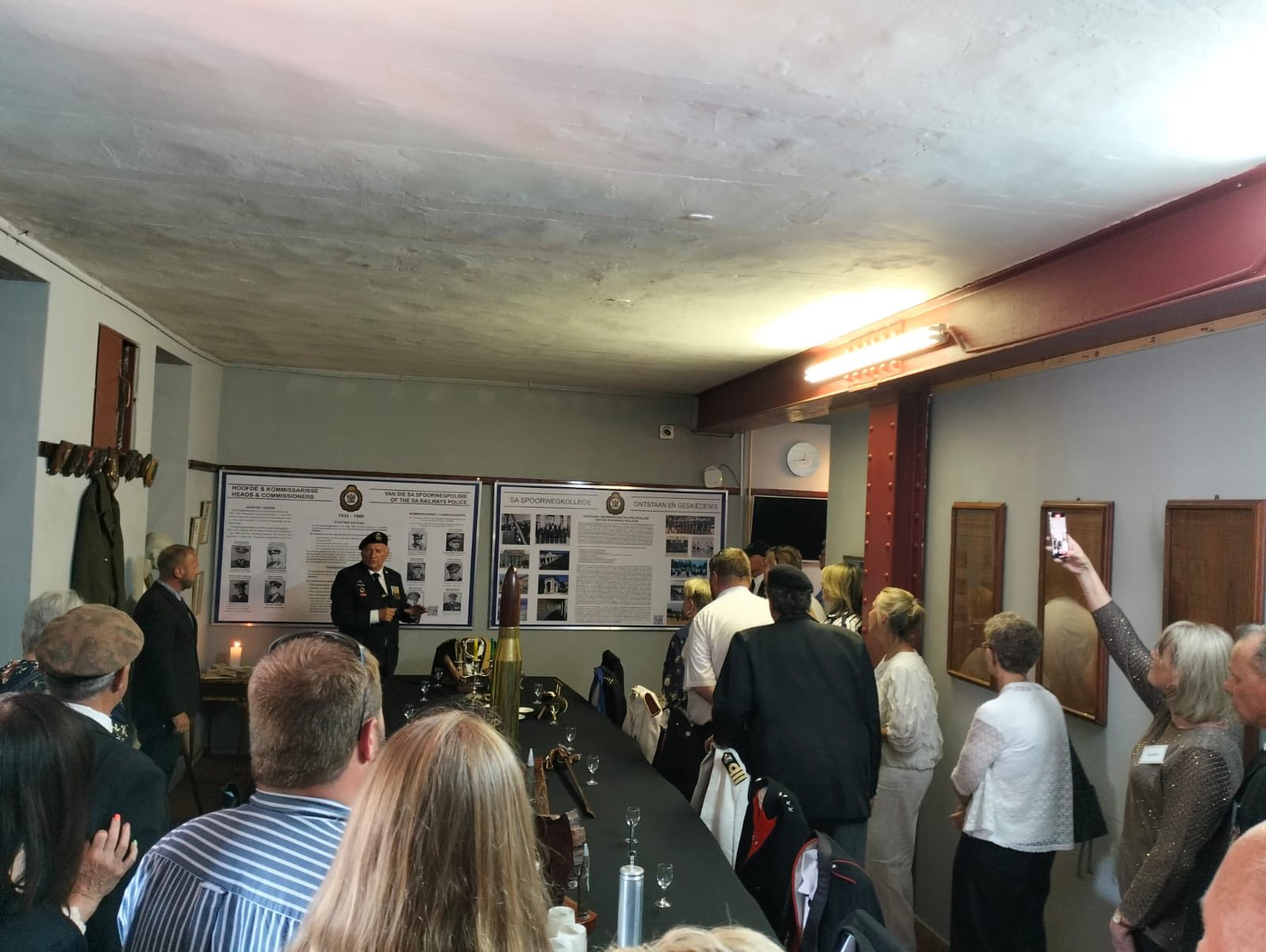 'n Foto wat klere, person, persoon, binnenshuis bevat AI-gegenereerde inhoud kan dalk verkeerd wees.