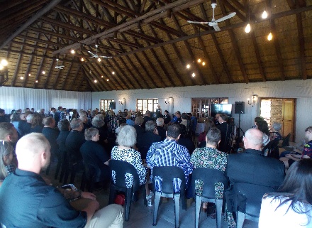 'n Foto wat klere, person, persoon, plafon bevat AI-gegenereerde inhoud kan dalk verkeerd wees.