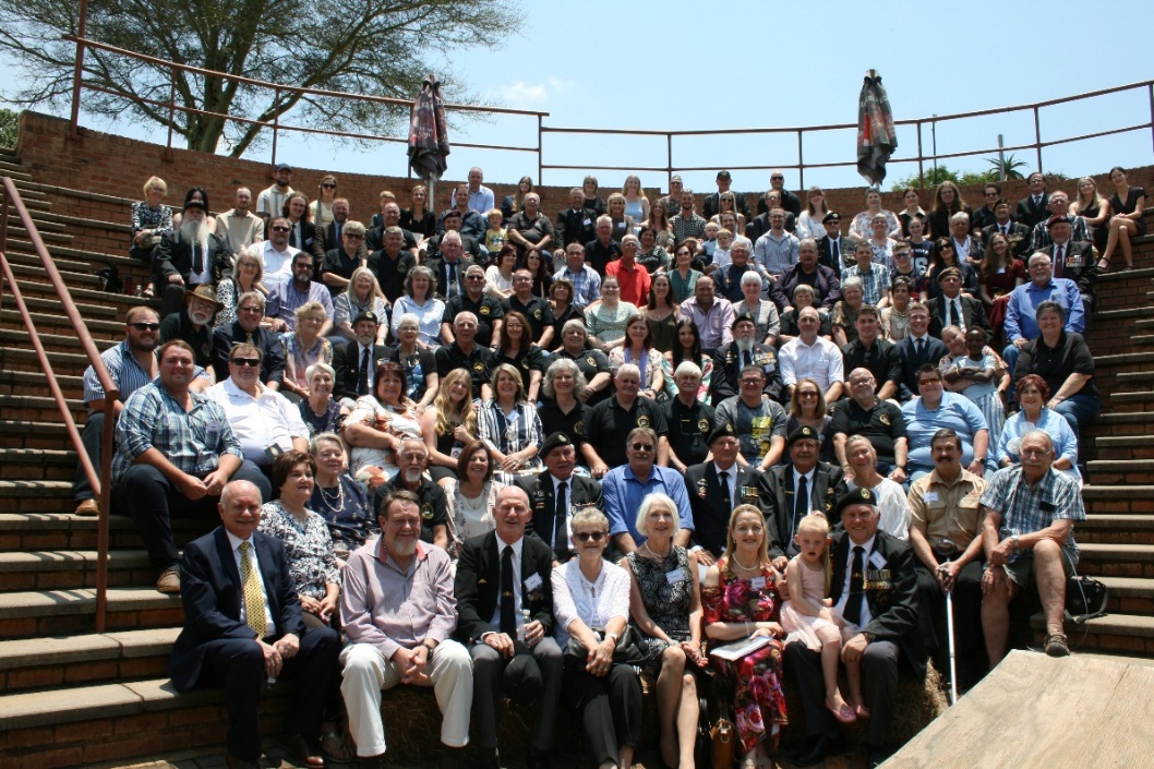 'n Foto wat klere, persoon, lug, buite bevat AI-gegenereerde inhoud kan dalk verkeerd wees.