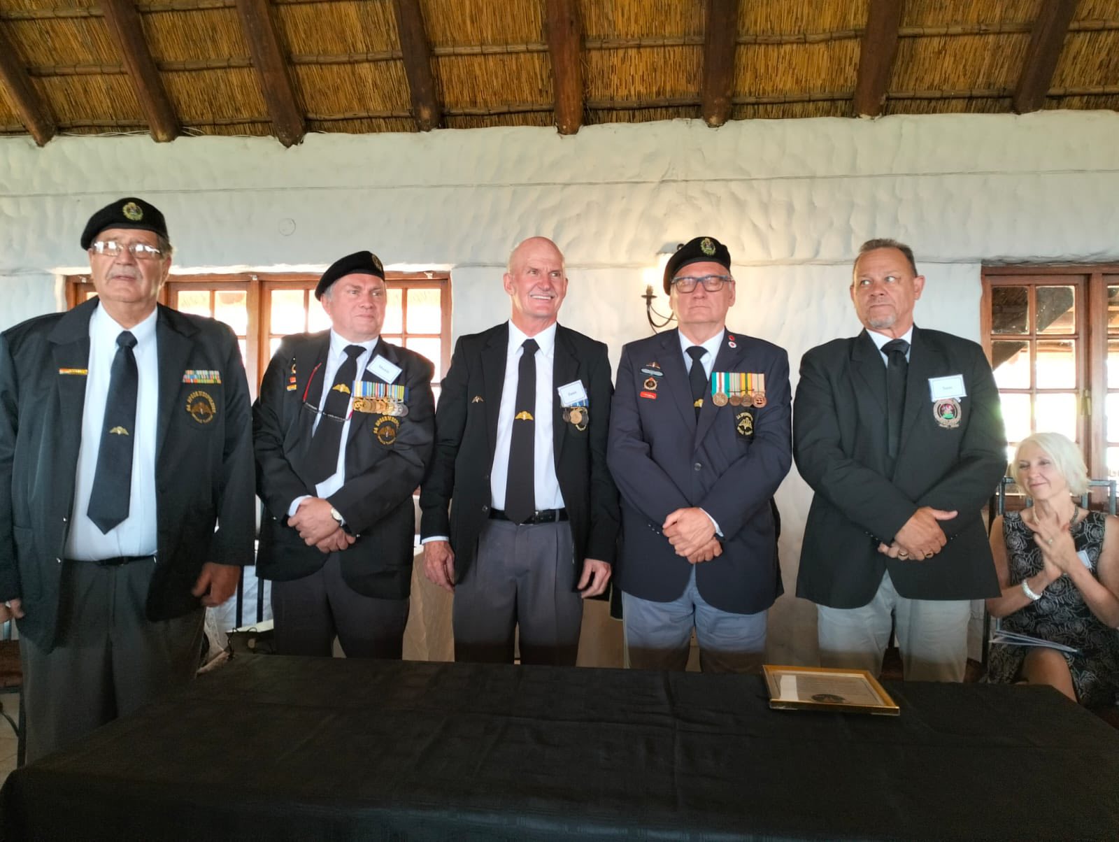 'n Foto wat klere, persoon, person, binnenshuis bevat AI-gegenereerde inhoud kan dalk verkeerd wees.