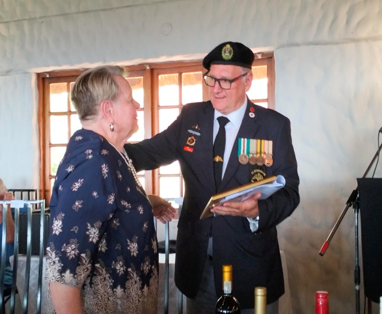 'n Foto wat klere, persoon, person, bottel bevat AI-gegenereerde inhoud kan dalk verkeerd wees.