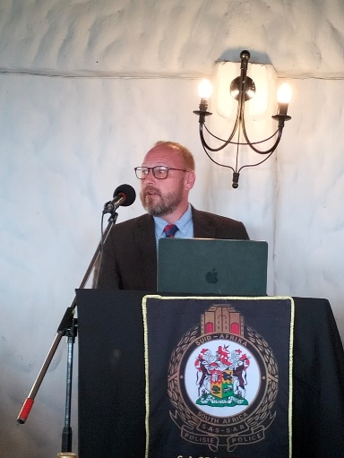 'n Foto wat mikrofoon, klere, stalletjie, muur bevat AI-gegenereerde inhoud kan dalk verkeerd wees.