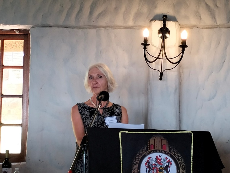 'n Foto wat muur, klere, binnenshuis, persoon bevat AI-gegenereerde inhoud kan dalk verkeerd wees.