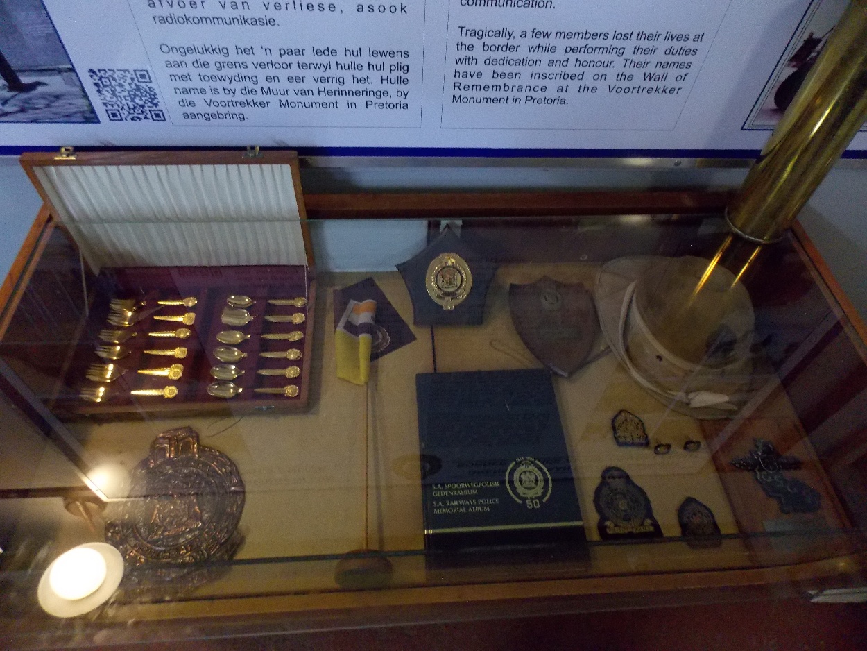 'n Foto wat teks, binnenshuis, fotoraam, tas bevat AI-gegenereerde inhoud kan dalk verkeerd wees.