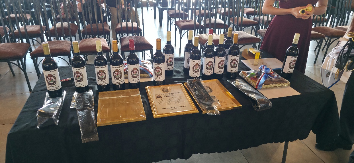 'n Foto wat teks, bottel, gaskoeldrank, binnenshuis bevat AI-gegenereerde inhoud kan dalk verkeerd wees.