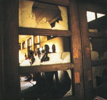 'n Foto wat binnenshuis, meubels, spieël, muur bevat AI-gegenereerde inhoud kan dalk verkeerd wees.