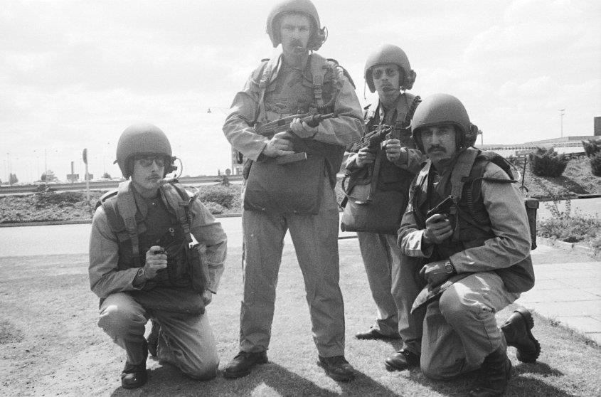 'n Foto wat buite, persoon, lug, skoene bevat AI-gegenereerde inhoud kan dalk verkeerd wees.