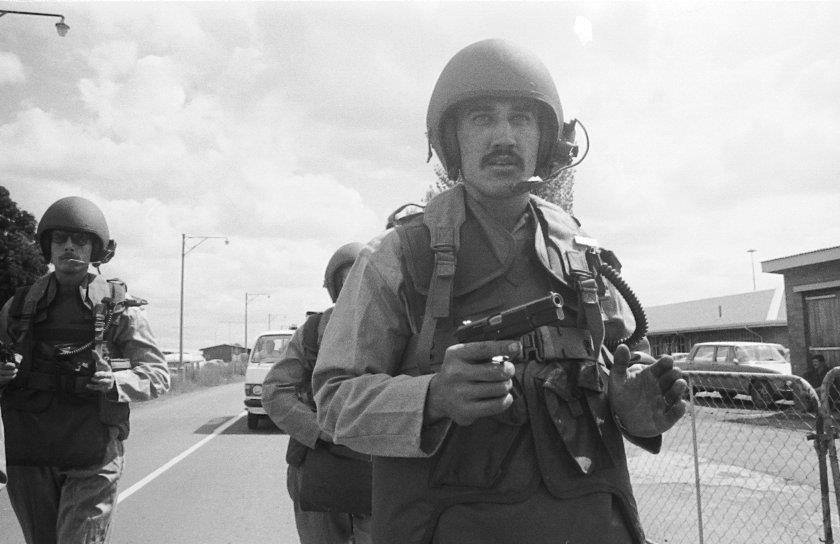 'n Foto wat klere, lug, buite, persoon bevat AI-gegenereerde inhoud kan dalk verkeerd wees.