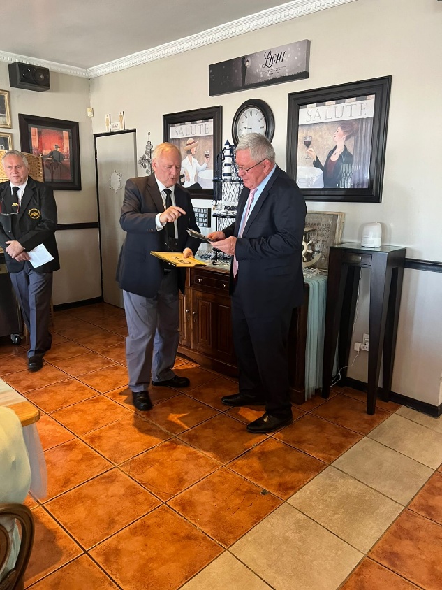 'n Foto wat klere, muur, binnenshuis, person bevat AI-gegenereerde inhoud kan dalk verkeerd wees.