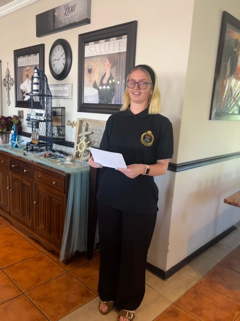 'n Foto wat klere, muur, binnenshuis, persoon bevat AI-gegenereerde inhoud kan dalk verkeerd wees.