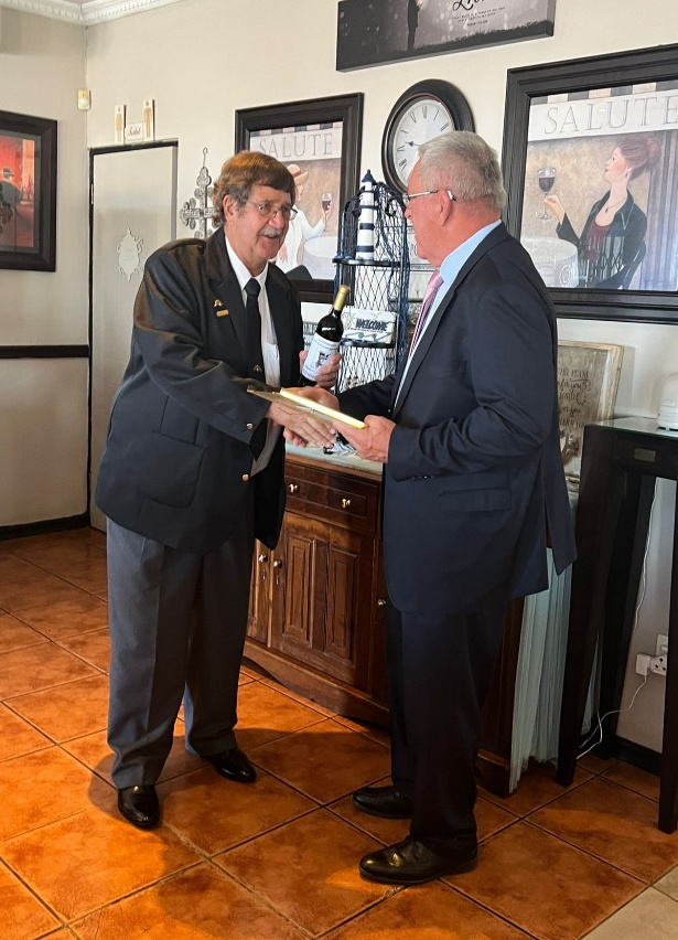 'n Foto wat klere, persoon, binnenshuis, muur bevat AI-gegenereerde inhoud kan dalk verkeerd wees.