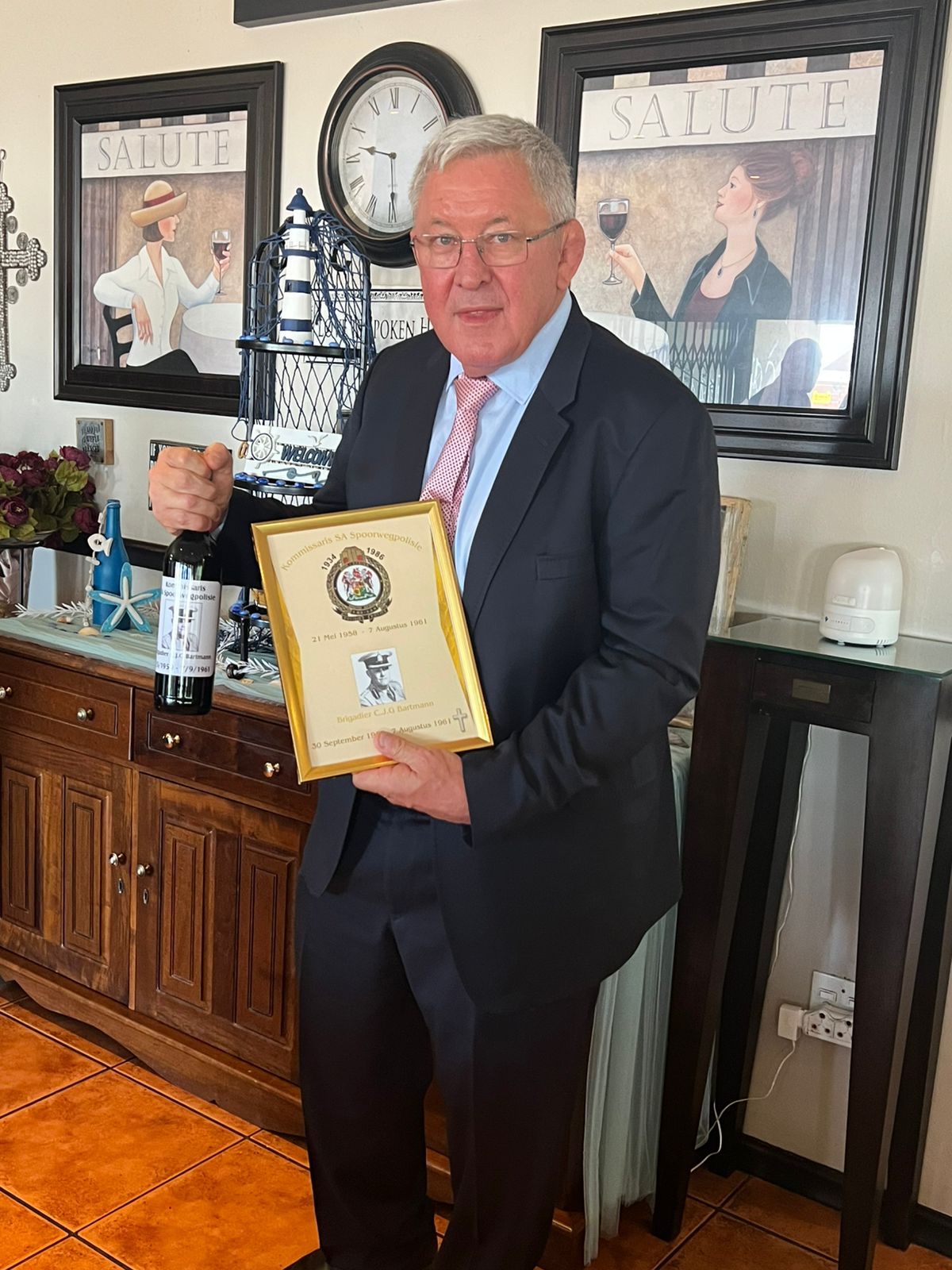 'n Foto wat klere, persoon, binnenshuis, muur bevat AI-gegenereerde inhoud kan dalk verkeerd wees.