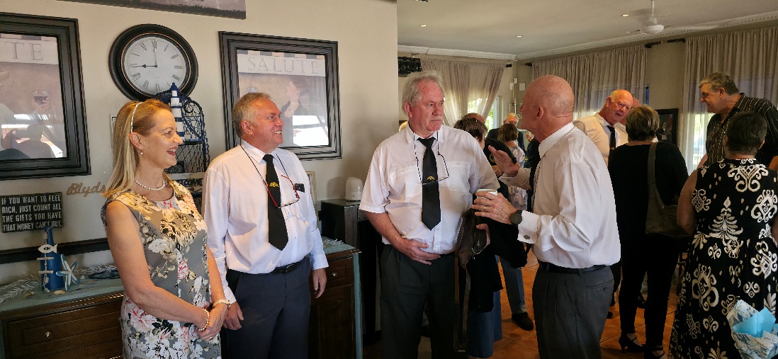 'n Foto wat klere, persoon, muur, binnenshuis bevat AI-gegenereerde inhoud kan dalk verkeerd wees.