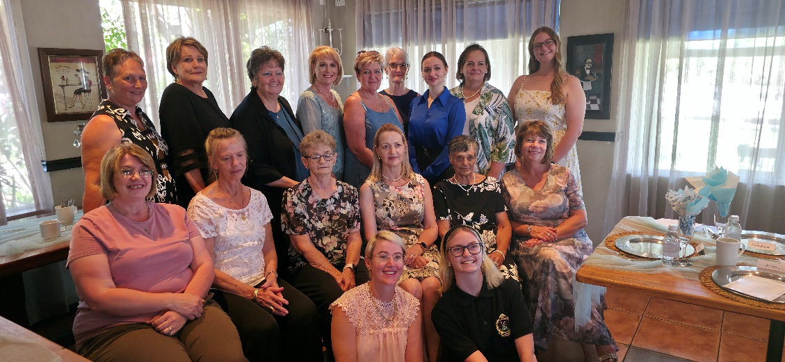 'n Foto wat persoon, klere, binnenshuis, person bevat AI-gegenereerde inhoud kan dalk verkeerd wees.