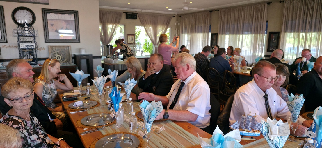 'n Foto wat persoon, klere, person, eetgerei bevat AI-gegenereerde inhoud kan dalk verkeerd wees.