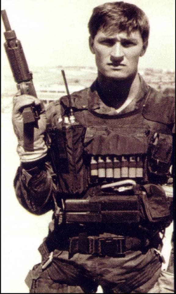 'n Foto wat wapen, klere, persoon, person bevat AI-gegenereerde inhoud kan dalk verkeerd wees.