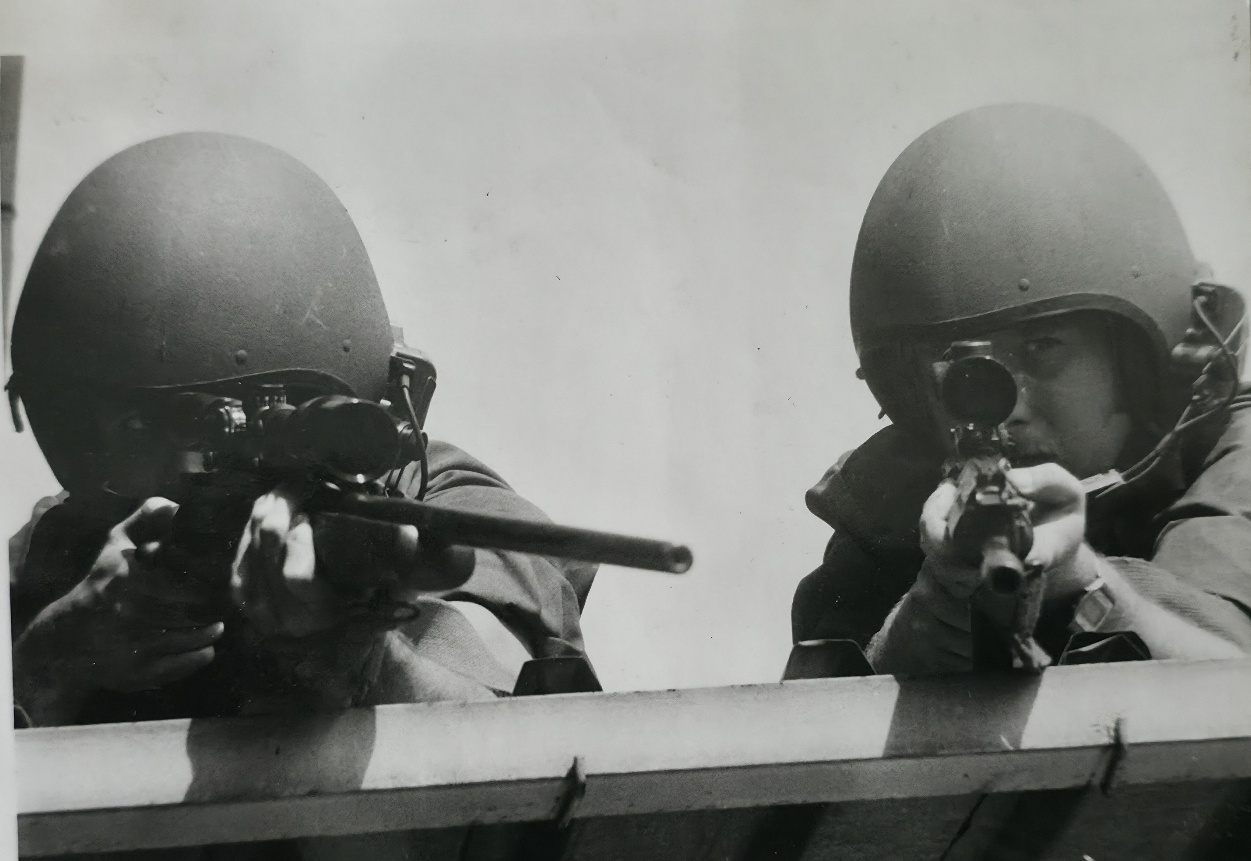 'n Foto wat wapen, valhelm, persoon, buite bevat AI-gegenereerde inhoud kan dalk verkeerd wees.