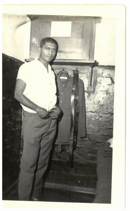 A person standing in front of a swinger
AI-generated content may be incorrect.