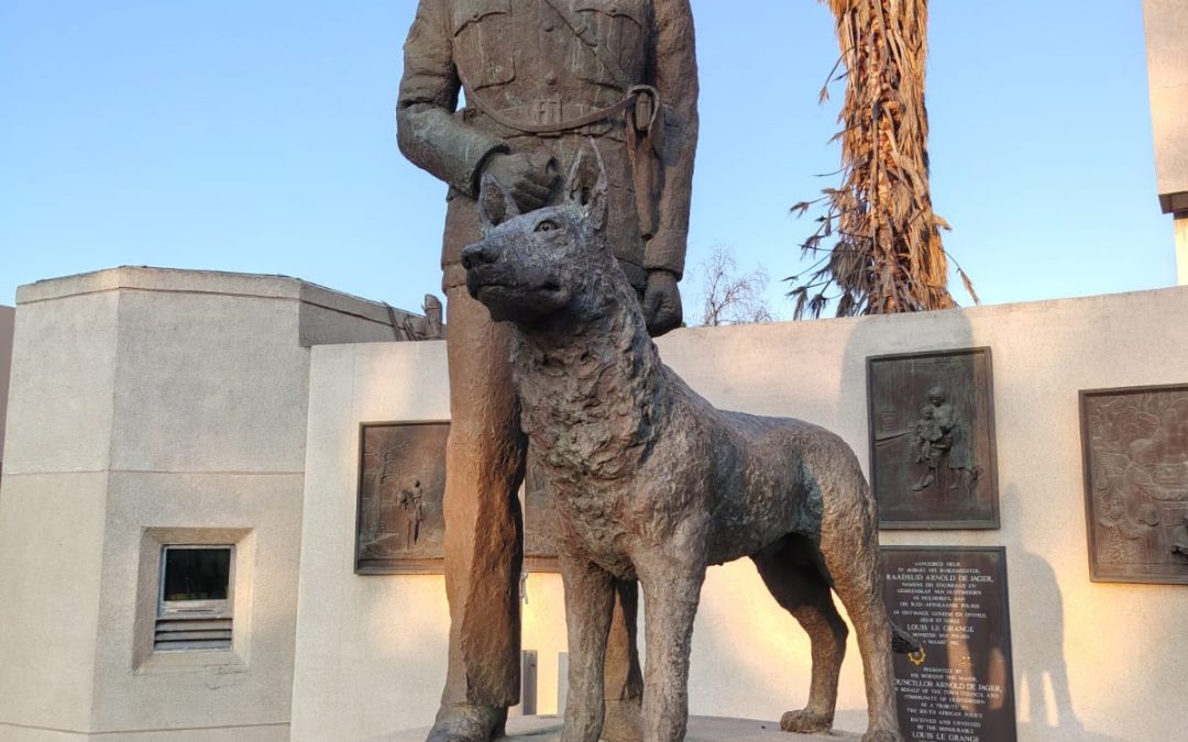 Nongqai Vol 17 No 9 – (36) Standbeeld: SAP Patrollie-hondegeleier: Oudtshoorn